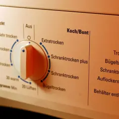 Bedienfeld eines Wäschetrockners mit verschiedenen Programmen wie "Schranktrocken" und "Bügeltrocken" für die Wäsche, inklusive sportklamotten trockner.