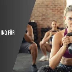 Frauen und Männer machen Kettlebell Training. Sie sitzen und halten die Gewichte vor sich.