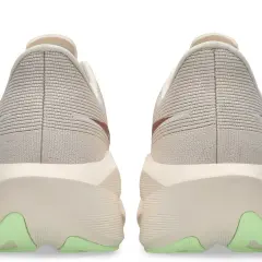 Rückansicht zweier asics novablast 6 Laufschuhe in Beige mit cremefarbener Sohle und hellgrünen Akzenten.