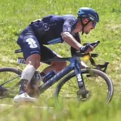 Radfahrer auf der Tour de France Strecke, Nummer 142, in voller Fahrt auf einem Scott Rennrad.