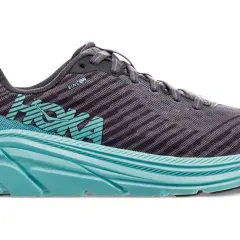 Hoka Rincon 3 Test: Ein grauer Laufschuh mit türkisfarbenen Akzenten und der charakteristischen Hoka-Sohle.