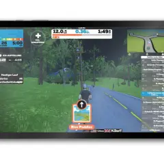 Ein virtueller Lauf auf einem Tablet, der eine virtuelle Landschaft mit Läufern und Statistiken zeigt.