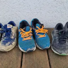 Abgelaufene Laufschuhe erkennt man an starker Abnutzung, Schmutz und ausgeblichenen Farben. Diese Schuhe haben viele Kilometer hinter sich.
