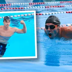 Schwimmer im Wettkampf, der seine Kraft zeigt. Die durchschnittliche Zeit für 1km schwimmen ist sein Ziel.