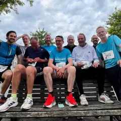 Läufergruppe vor dem Reichstag am Tag des Laufens, bereit für das Rennen.