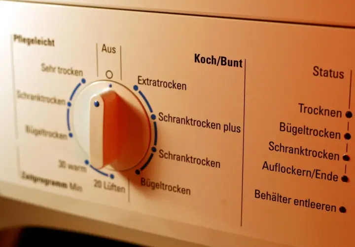 Bedienfeld eines Wäschetrockners mit verschiedenen Programmen wie "Schranktrocken" und "Bügeltrocken" für die Wäsche, inklusive sportklamotten trockner.