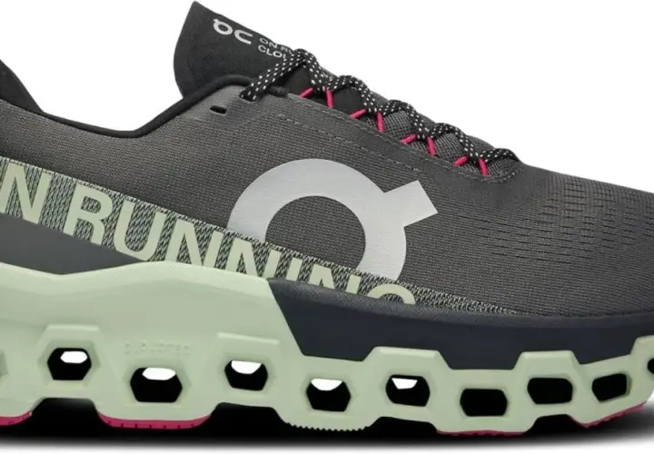 Grauer Herren-Laufschuh "Cloudmonster 2" mit hellgrüner Sohle und pinken Akzenten. "ON RUNNING" Schriftzug.