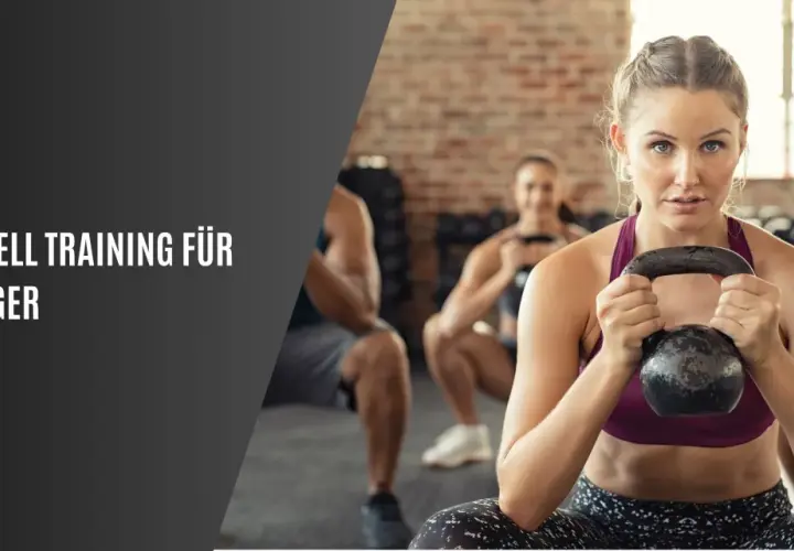 Frauen und Männer machen Kettlebell Training. Sie sitzen und halten die Gewichte vor sich.