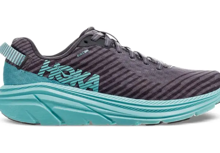 Hoka Rincon 3 Test: Ein grauer Laufschuh mit türkisfarbenen Akzenten und der charakteristischen Hoka-Sohle.