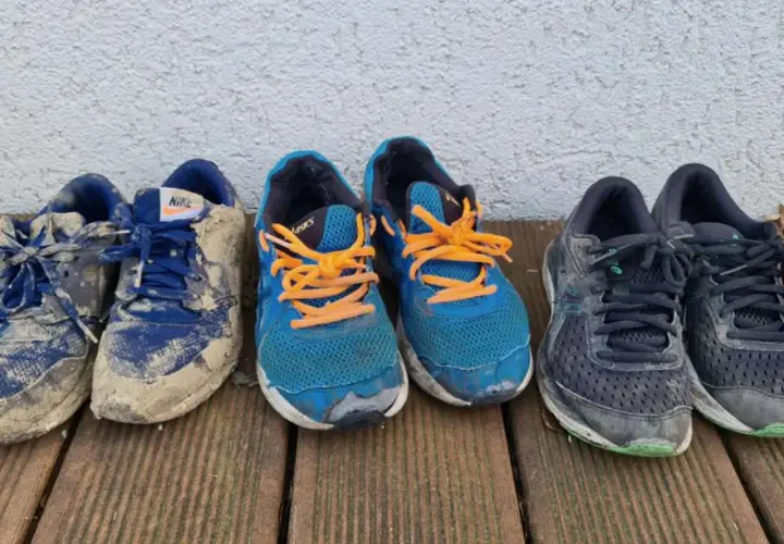 Abgelaufene Laufschuhe erkennt man an starker Abnutzung, Schmutz und ausgeblichenen Farben. Diese Schuhe haben viele Kilometer hinter sich.