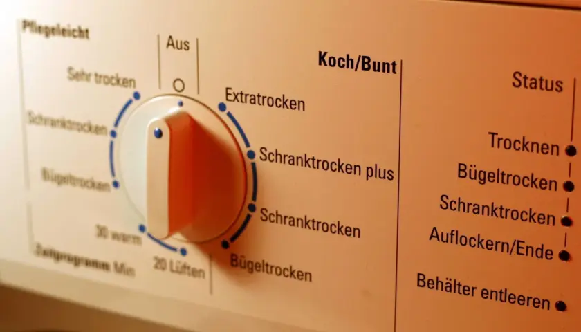 Bedienfeld eines Wäschetrockners mit verschiedenen Programmen wie "Schranktrocken" und "Bügeltrocken" für die Wäsche, inklusive sportklamotten trockner.