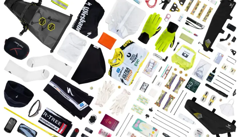 Fahrradtour Packliste: Fahrradtaschen, Kleidung, Handschuhe, Werkzeug, Snacks und Erste-Hilfe-Material für die Reise.