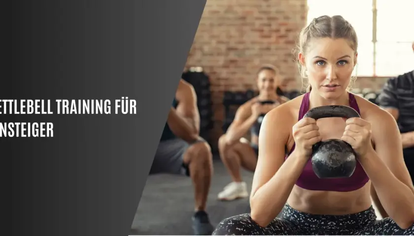 Frauen und Männer machen Kettlebell Training. Sie sitzen und halten die Gewichte vor sich.