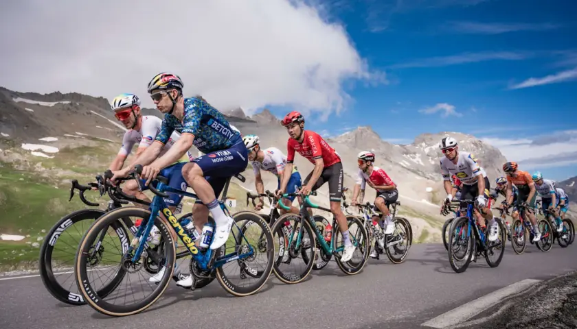 Fahrer im Peloton der Tour de France kämpfen sich bergauf. Die Frage "Tour de France wie viele Fahrer" wird hier durch die sichtbare Gruppe beantwortet.