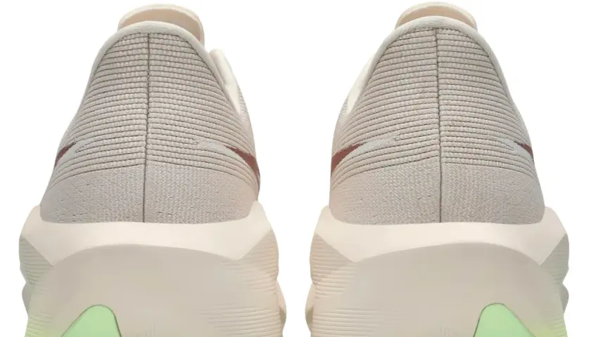 Rückansicht zweier asics novablast 6 Laufschuhe in Beige mit cremefarbener Sohle und hellgrünen Akzenten.