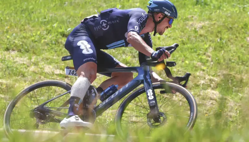 Radfahrer auf der Tour de France Strecke, Nummer 142, in voller Fahrt auf einem Scott Rennrad.