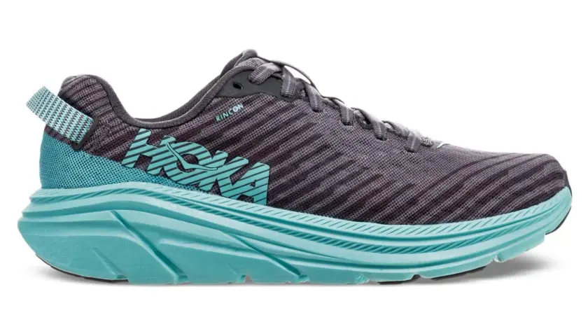 Hoka Rincon 3 Test: Ein grauer Laufschuh mit türkisfarbenen Akzenten und der charakteristischen Hoka-Sohle.