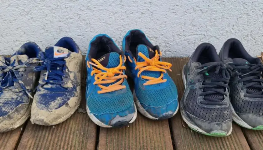 Abgelaufene Laufschuhe erkennt man an starker Abnutzung, Schmutz und ausgeblichenen Farben. Diese Schuhe haben viele Kilometer hinter sich.