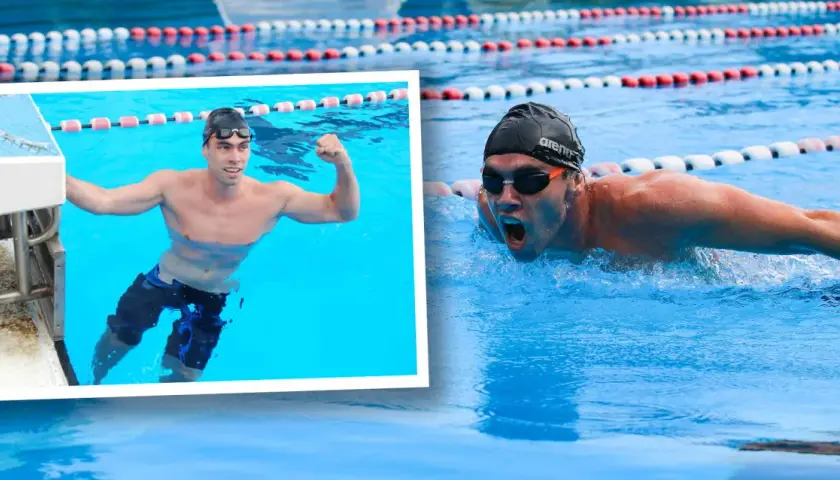 Schwimmer im Wettkampf, der seine Kraft zeigt. Die durchschnittliche Zeit für 1km schwimmen ist sein Ziel.