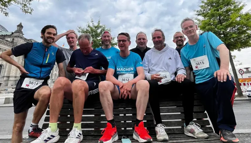 Läufergruppe vor dem Reichstag am Tag des Laufens, bereit für das Rennen.