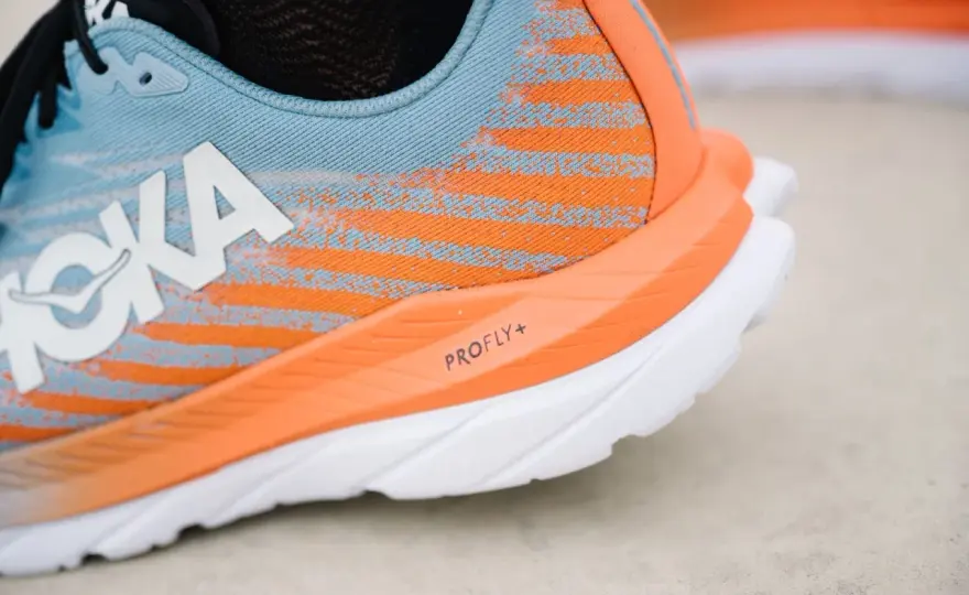 HOKA Mach 5 im Test - der Tempo-Daily-Trainer für die Straße