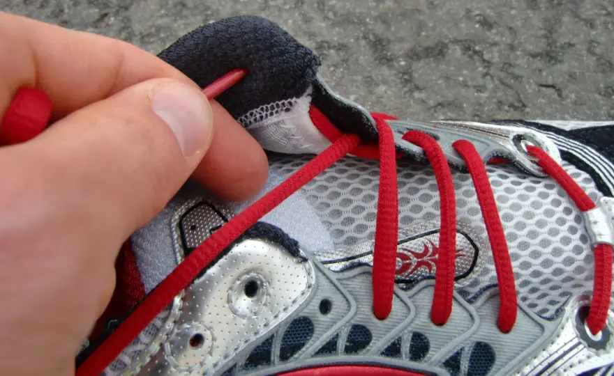 Laufschuhe richtig schnüren - so sitzt der Schuh besser