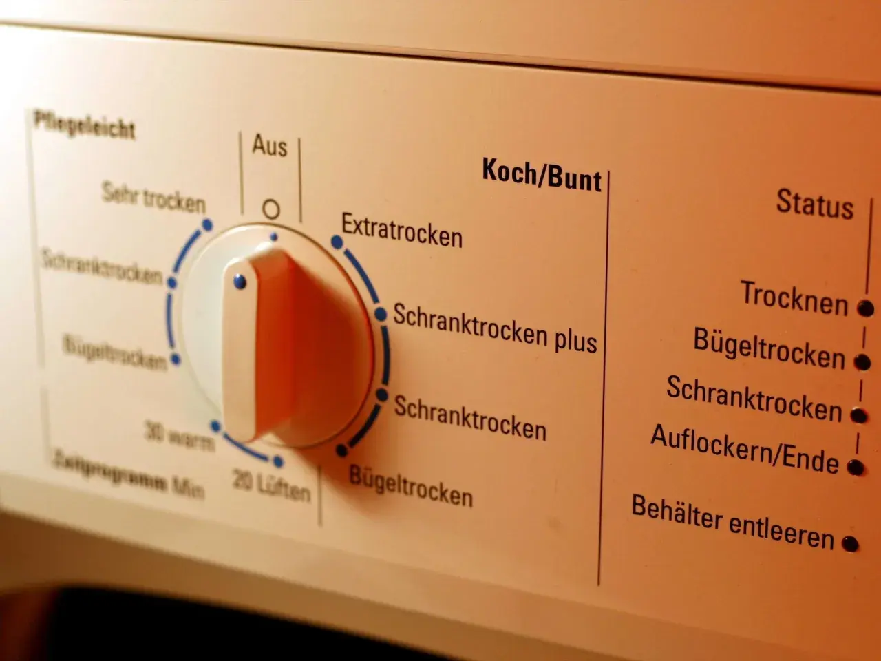 Bedienfeld eines Wäschetrockners mit verschiedenen Programmen wie "Schranktrocken" und "Bügeltrocken" für die Wäsche, inklusive sportklamotten trockner.