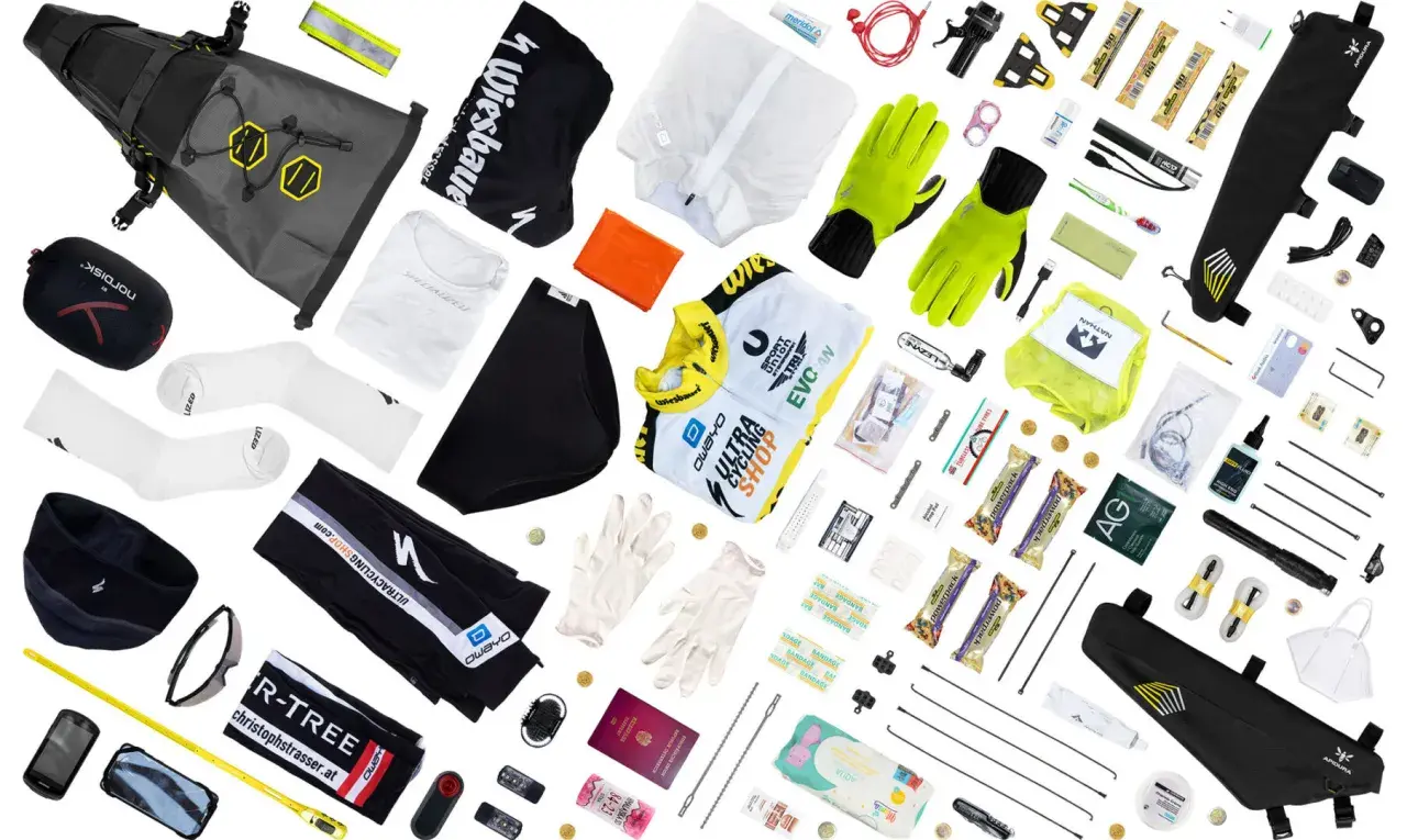 Fahrradtour Packliste: Fahrradtaschen, Kleidung, Handschuhe, Werkzeug, Snacks und Erste-Hilfe-Material für die Reise.