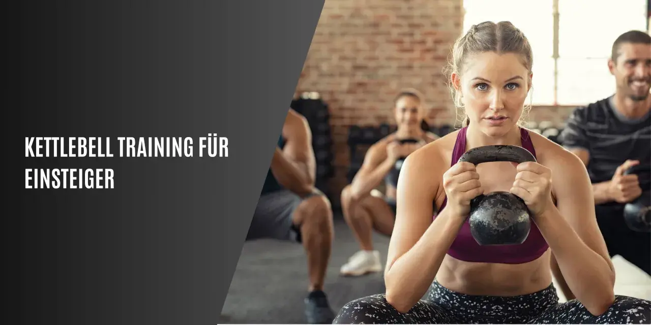 Frauen und Männer machen Kettlebell Training. Sie sitzen und halten die Gewichte vor sich.