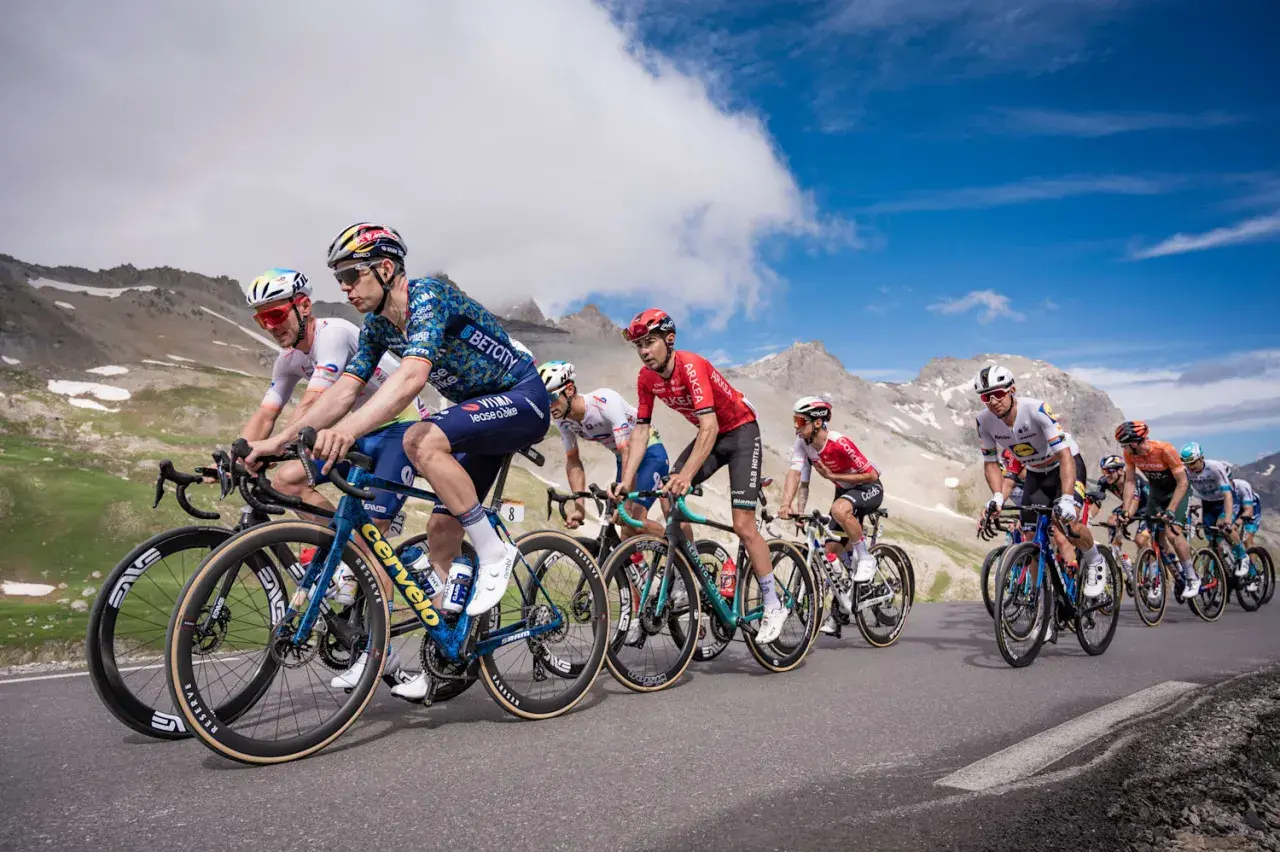 Fahrer im Peloton der Tour de France kämpfen sich bergauf. Die Frage "Tour de France wie viele Fahrer" wird hier durch die sichtbare Gruppe beantwortet.