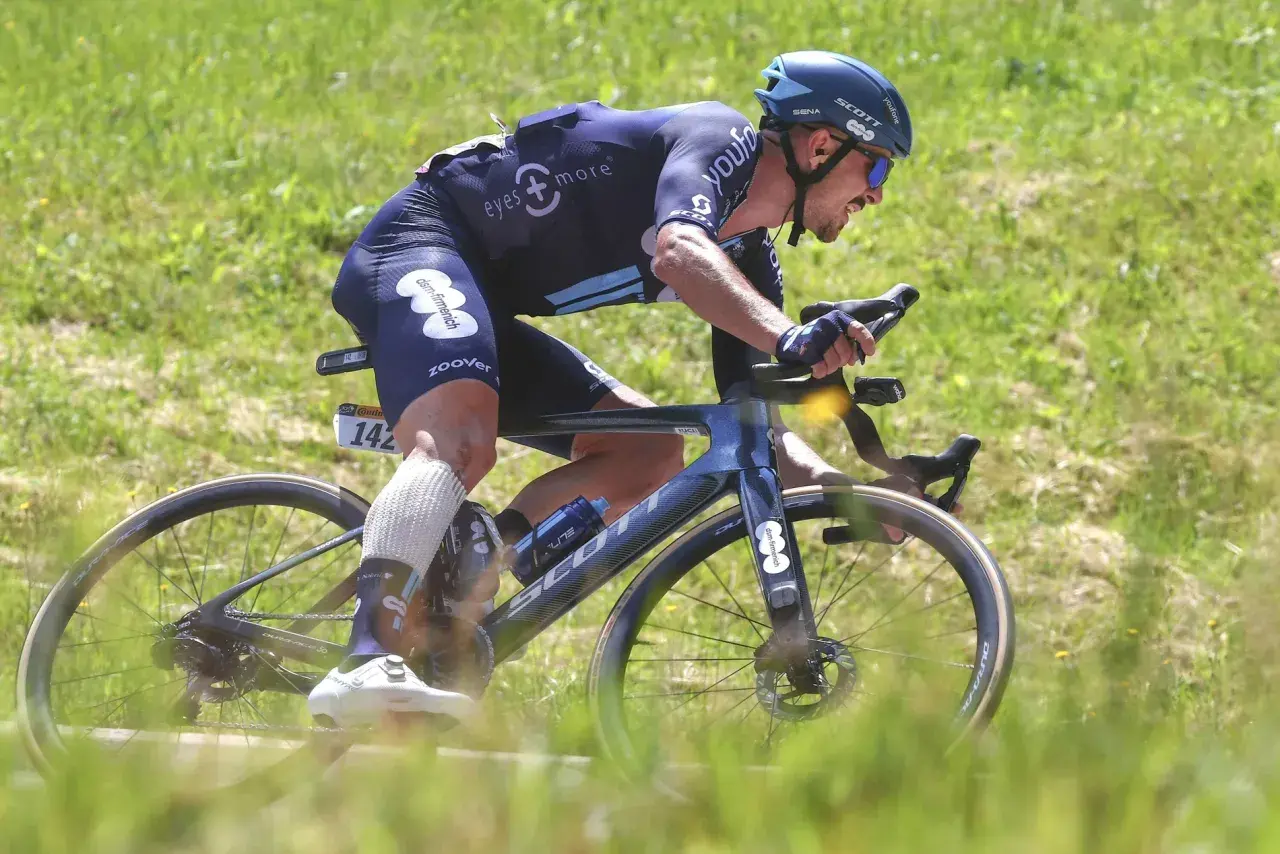 Radfahrer auf der Tour de France Strecke, Nummer 142, in voller Fahrt auf einem Scott Rennrad.