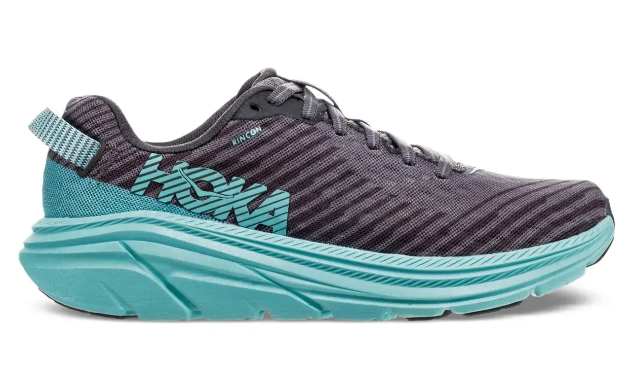 Hoka Rincon 3 Test: Ein grauer Laufschuh mit türkisfarbenen Akzenten und der charakteristischen Hoka-Sohle.