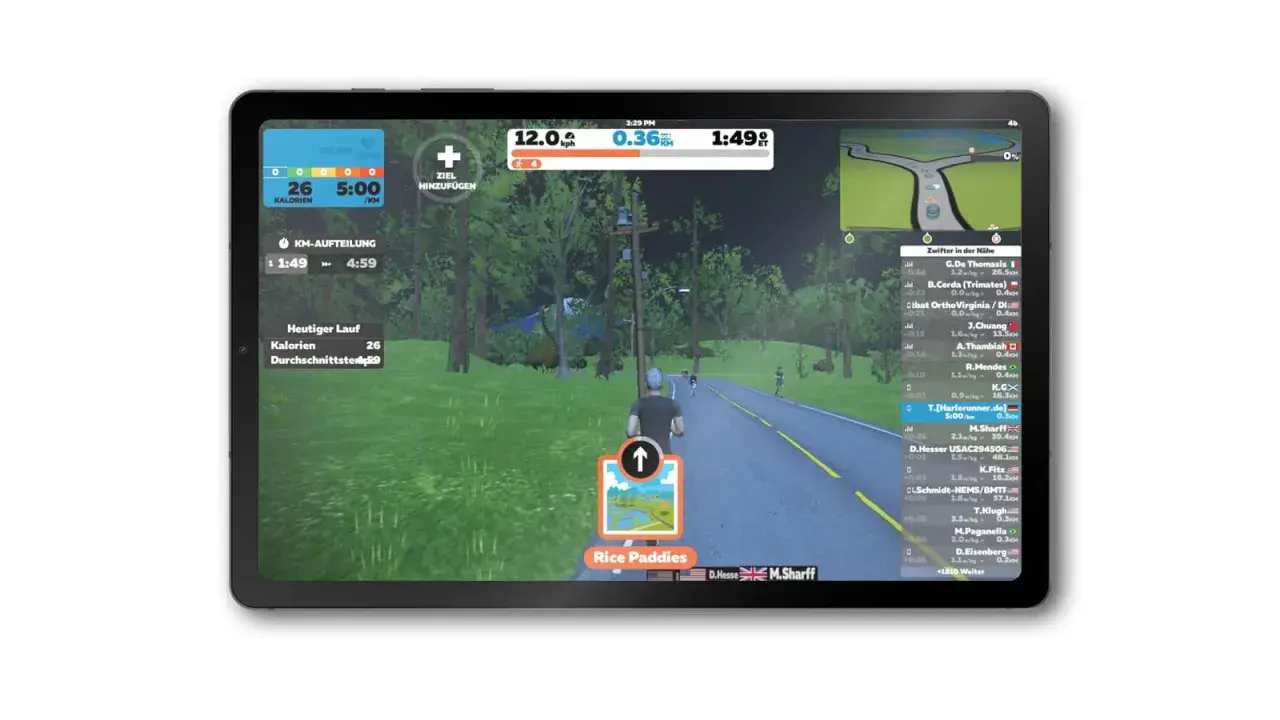 Ein virtueller Lauf auf einem Tablet, der eine virtuelle Landschaft mit Läufern und Statistiken zeigt.