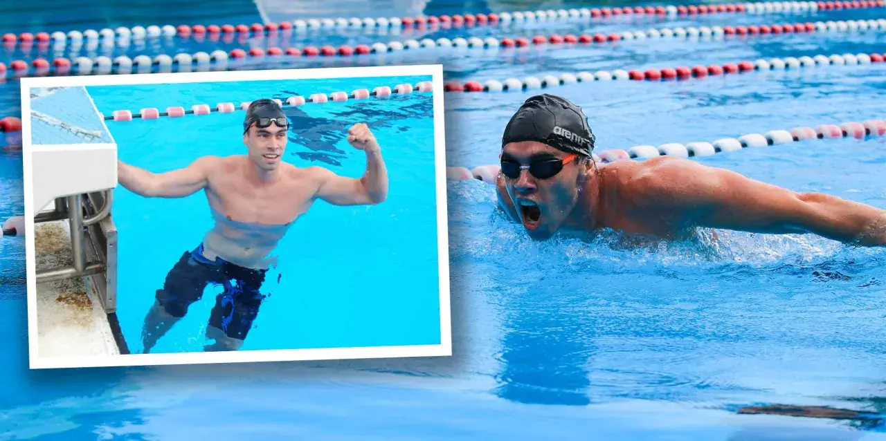 Schwimmer im Wettkampf, der seine Kraft zeigt. Die durchschnittliche Zeit für 1km schwimmen ist sein Ziel.