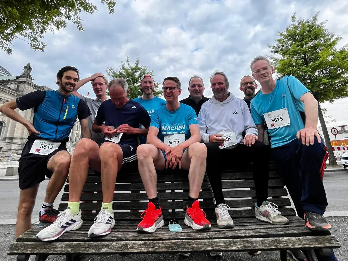 Läufergruppe vor dem Reichstag am Tag des Laufens, bereit für das Rennen.