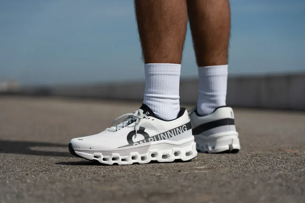 Herren-Laufschuhe Cloudmonster 2 in Wei&szlig; mit schwarzem Logo und Aufschrift 