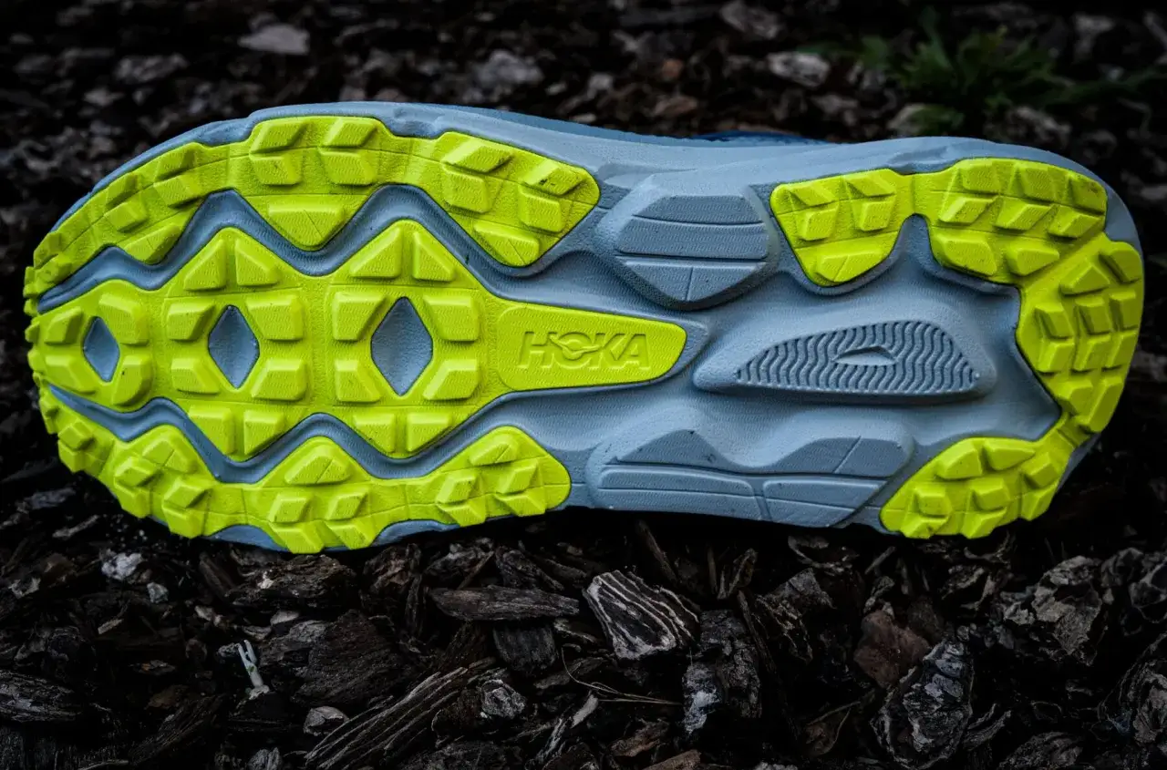Detailaufnahme der Sohle des Hoka Challenger 7 im Test. Das leuchtend gelbe Profil bietet Grip auf jedem Untergrund.