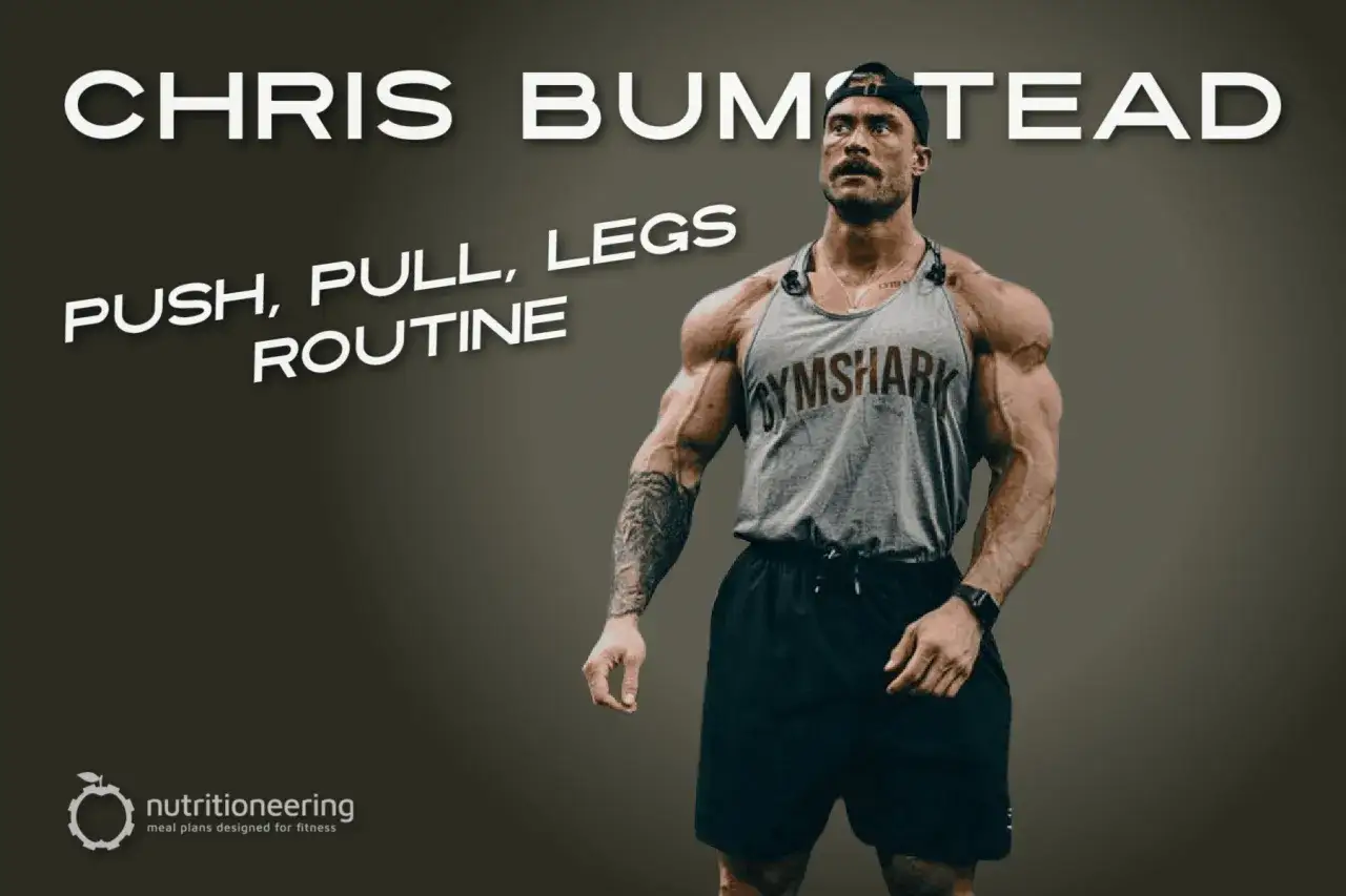 Chris Bumstead pr&auml;sentiert seine Push, Pull, Legs Routine. Ein muskul&ouml;ser Mann in einem Gymshark-Shirt.