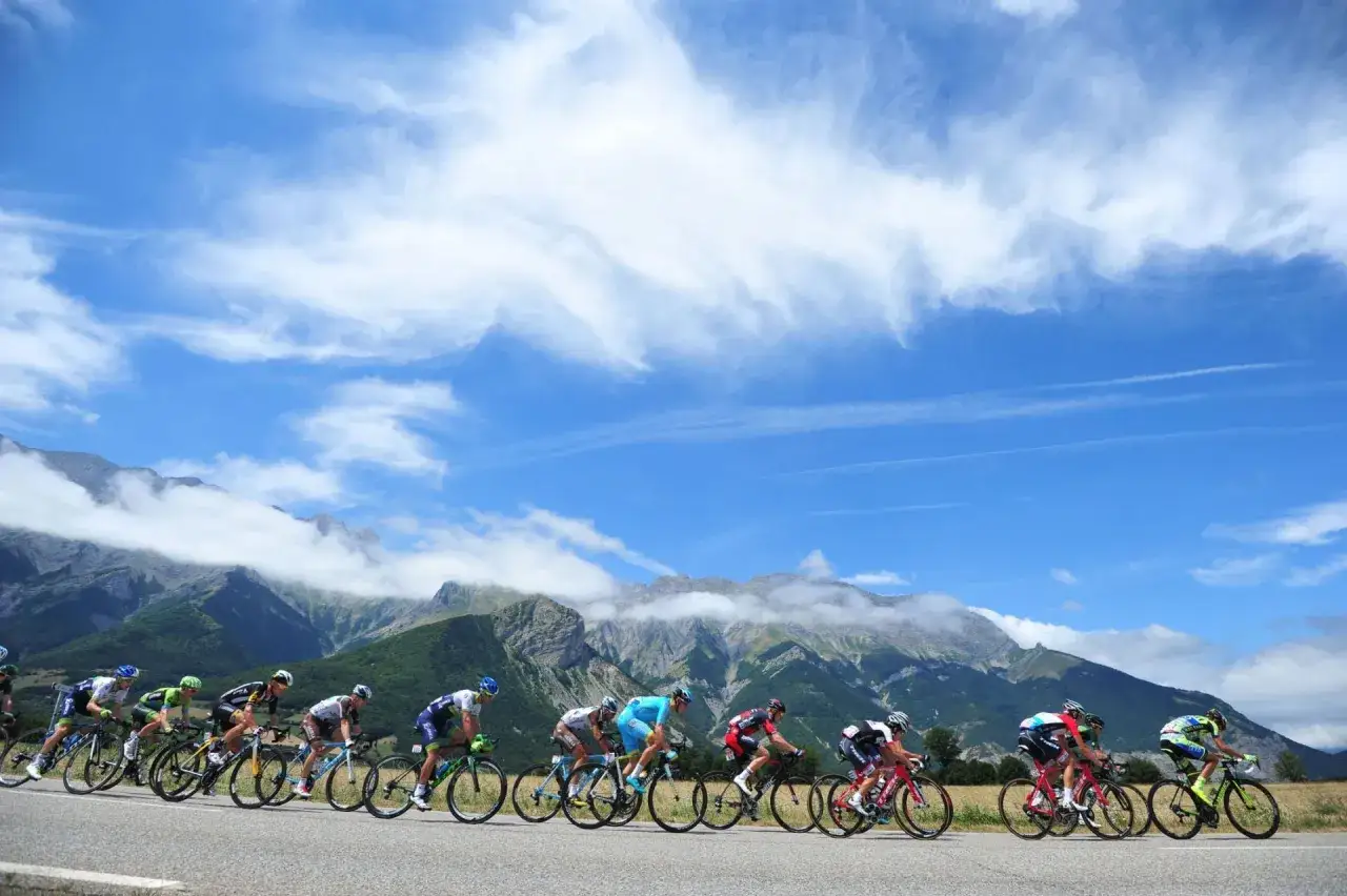 Radfahrer kämpfen sich auf den Tour de France Bergetappen durch die Alpen.