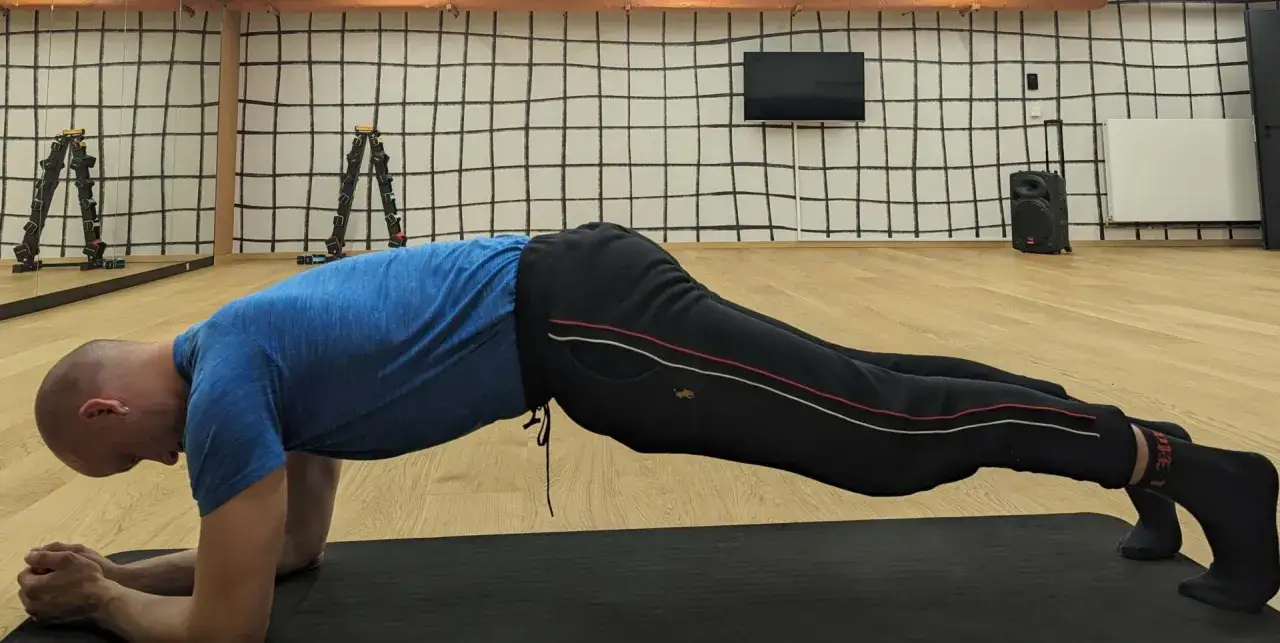Mann in Plank-Position mit richtiger Haltung. K&ouml;rper gerade, Bauch angespannt, Po leicht angehoben.