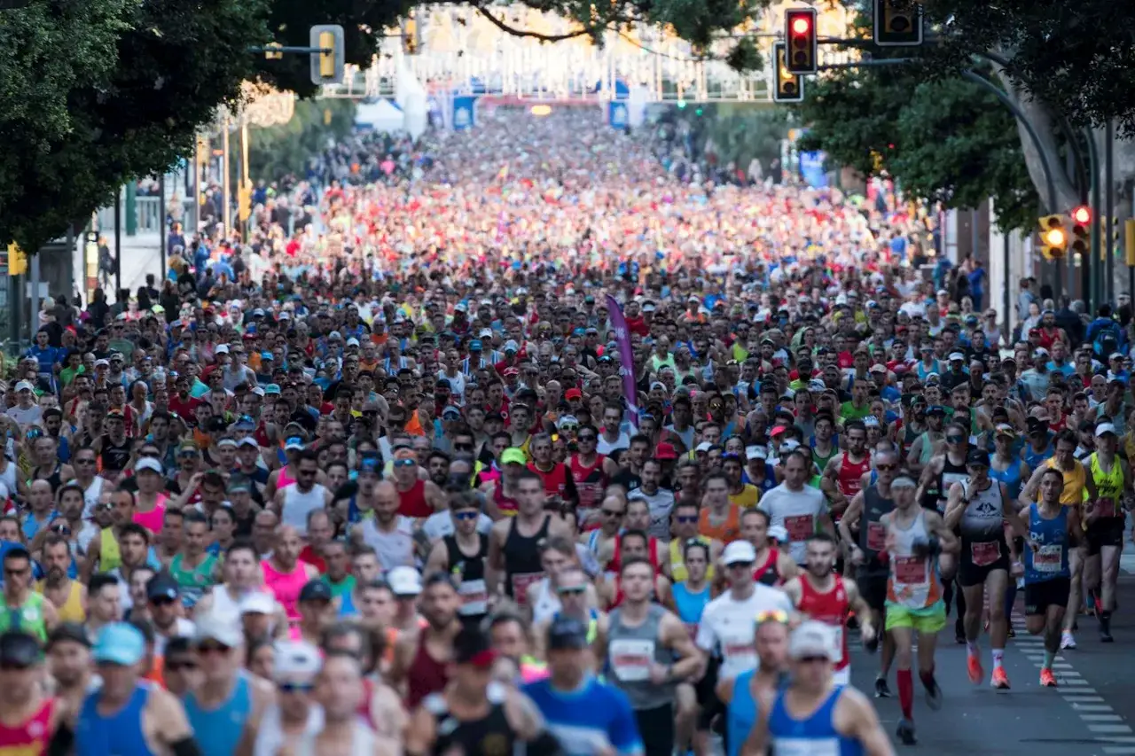 Tausende L&auml;ufer beim Malaga Marathon, eine bunte Masse auf der Stra&szlig;e, die sich dem Ziel n&auml;hert.