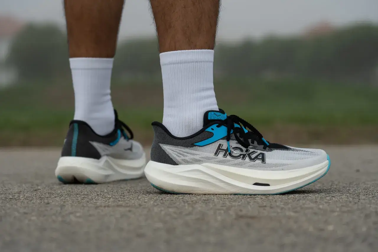 Hoka Rocket X3 Laufschuhe in Grau mit blauen Akzenten, bereit f&uuml;r den n&auml;chsten Lauf.