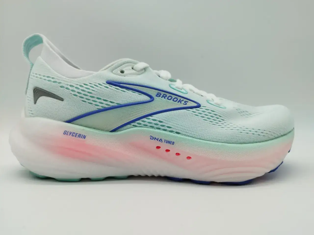 Leichter Damenlaufschuh Brooks Glycerin 22 in Mintgr&uuml;n mit blauen Akzenten und einer dicken, ged&auml;mpften Sohle.