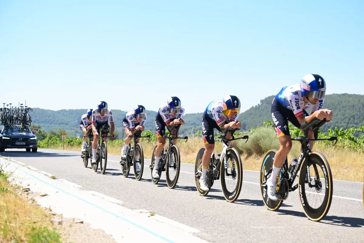 Ein Radteam im Zeitfahren, wie bei der Tour de France, zeigt Teamwork und Aerodynamik.