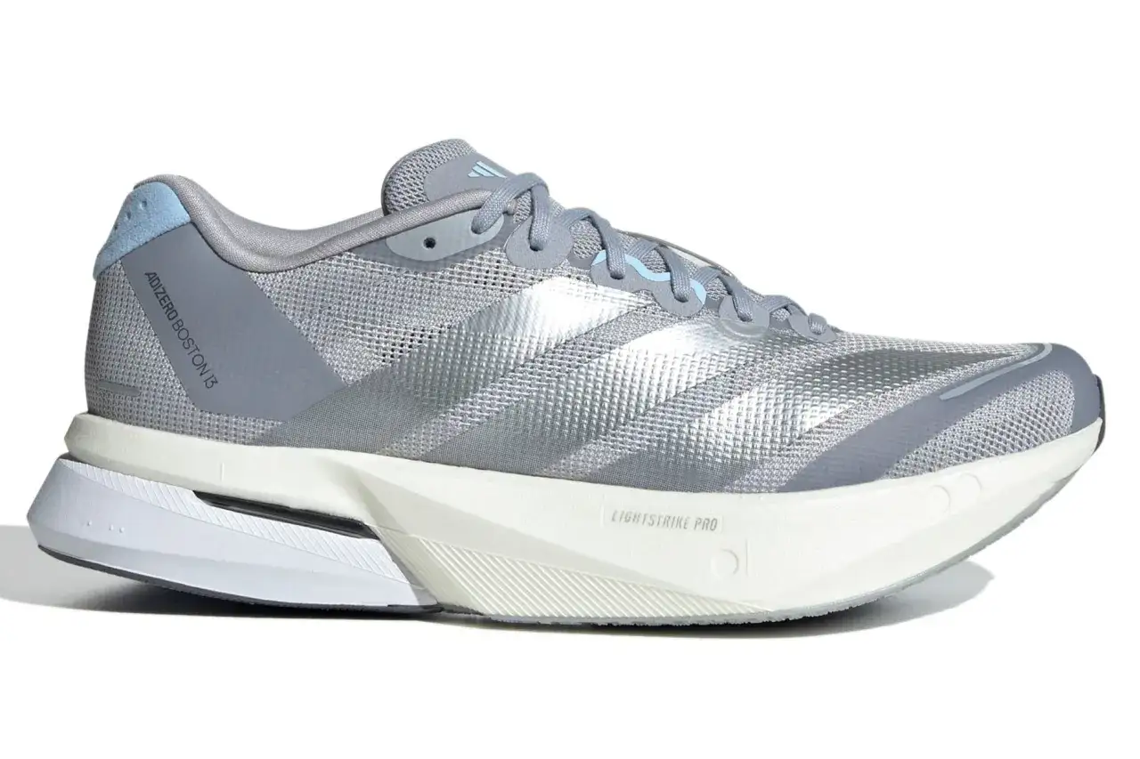 Grauer adidas adizero boston 13 Laufschuh mit silbernen Akzenten und wei&szlig;er Lightstrike Pro Sohle.