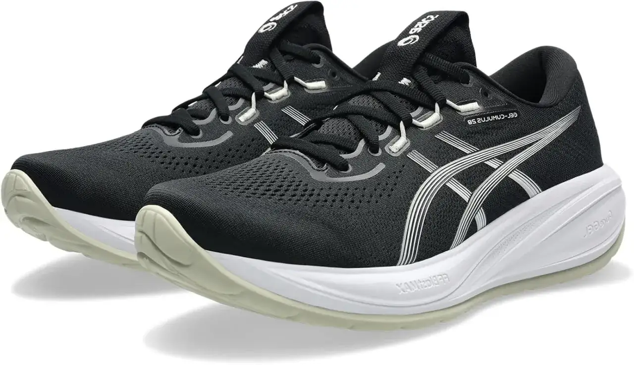 Schwarze Laufschuhe mit wei&szlig;er Sohle und dem Schriftzug 