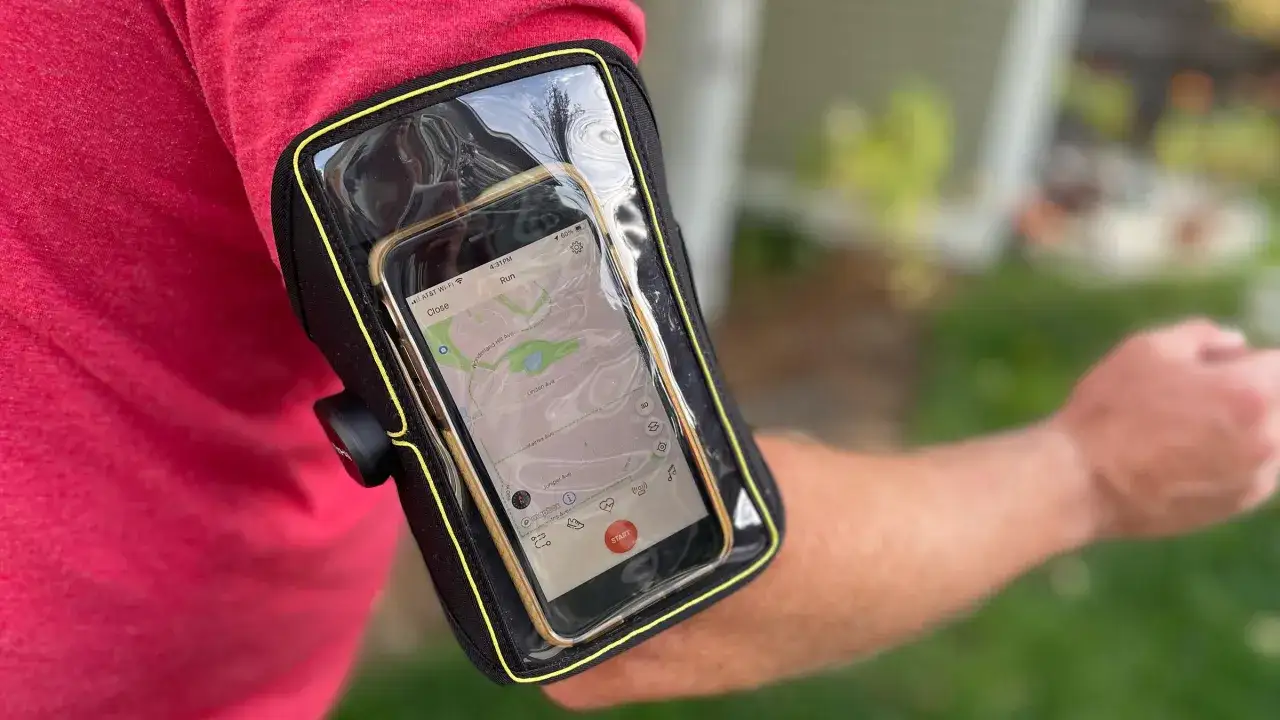 Armtasche mit Handy f&uuml;r das Joggen. Die Lauf-App zeigt eine Karte und einen 