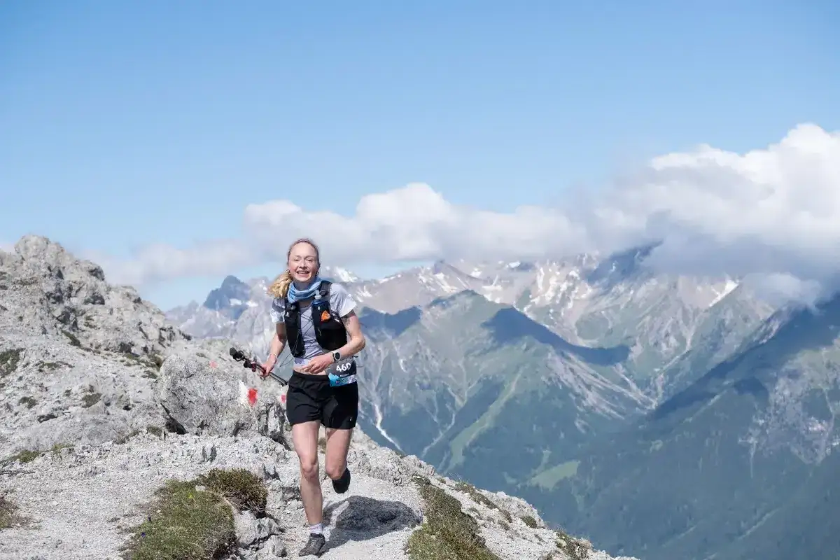 L&auml;uferin genie&szlig;t den tschirgant sky run auf felsigem Pfad mit atemberaubendem Bergpanorama.