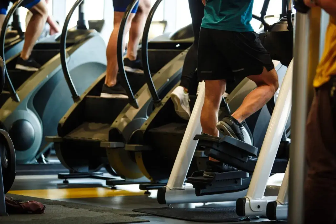 Beine trainieren auf Stairmaster-Ger&auml;ten im Fitnessstudio.