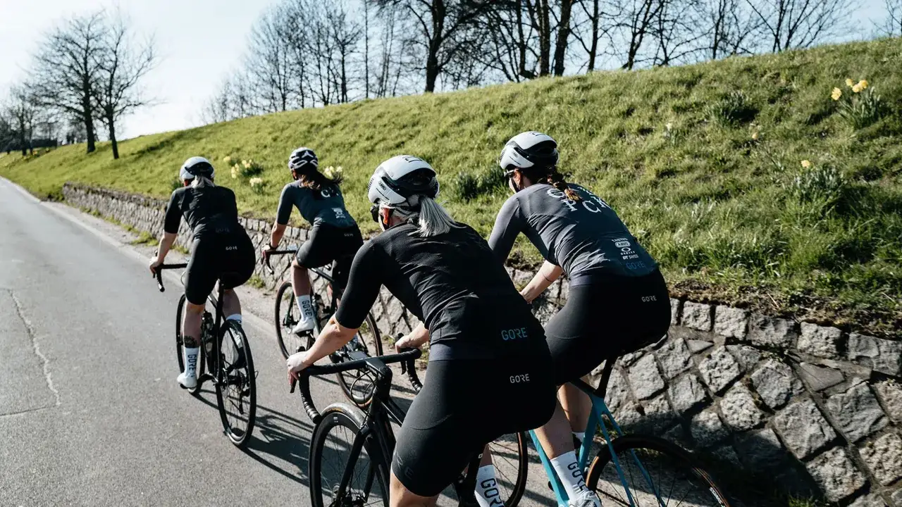 Vier Radfahrerinnen auf Rennr&auml;dern genie&szlig;en eine Tour in Berlin.